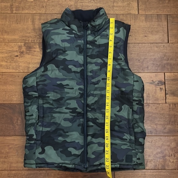 Gap Kids Navy & Green Camo Puffer Vest - Picture 9 of 10